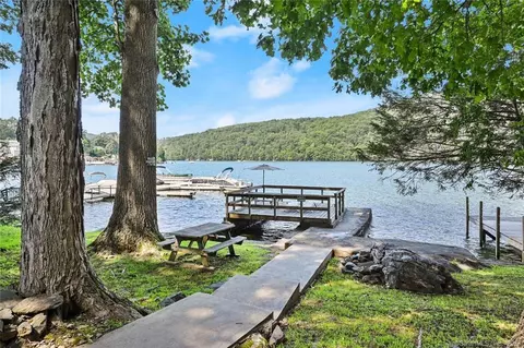 20 Musnug Rd, Danbury, CT 06811