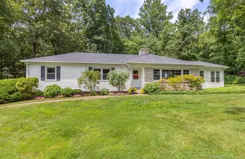 15 Oak Hill Ln, Woodbridge, CT 06525
