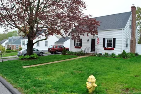 21 Country Club Rd, Groton, CT 06340