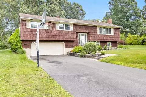 28 Jensen Dr, Middlebury, CT 06762