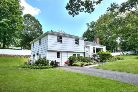 31 Larbert Rd, Fairfield, CT 06890