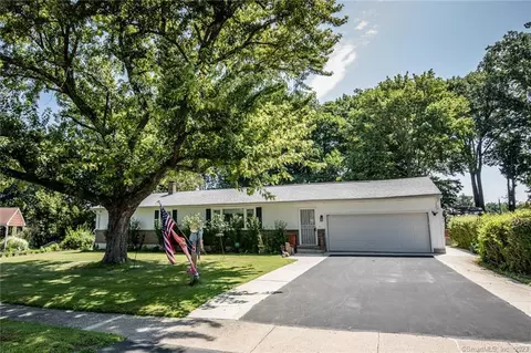 32 Trumbull Dr, Wallingford, CT 06492