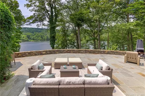 25 Pond Rd, Ridgefield, CT 06877