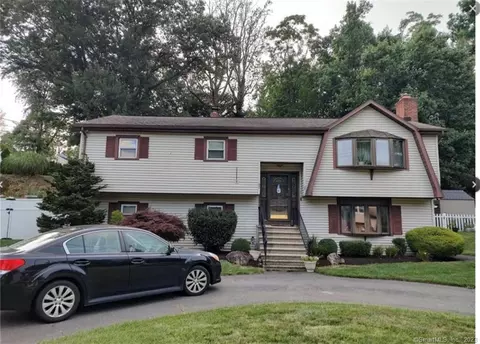 63 Belleview Dr, Derby, CT 06418