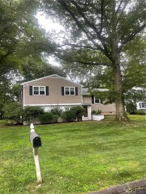 15 Little John Ln, Stamford, CT 06907