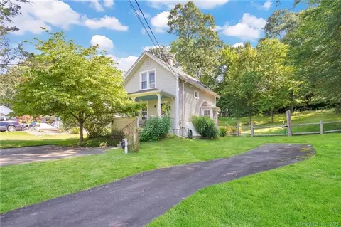77 Greenwood Dr, Manchester, CT 06040