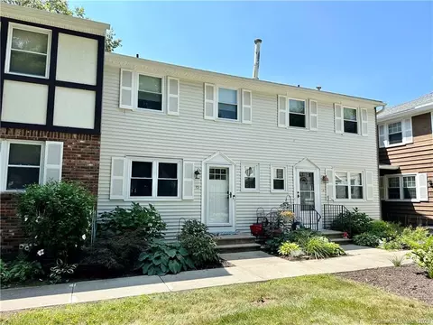 85 E Gate Ln #85, Hamden, CT 06514