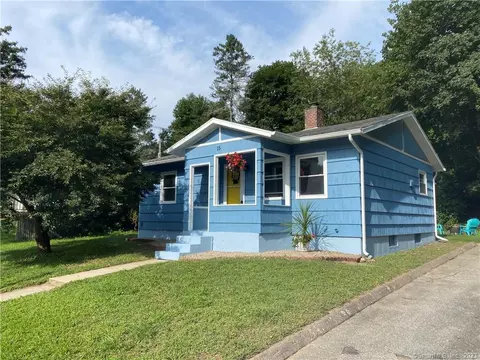 15 Woodside St, Putnam, CT 06260