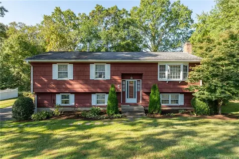 55 Sperry Dr, Guilford, CT 06437