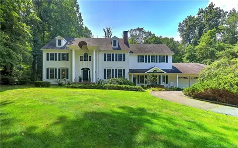 11 Hunters Rdg, Woodbridge, CT 06525