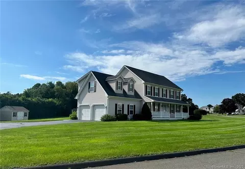 3 Regina Dr, Windsor Locks, CT 06096