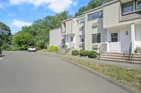 16 Donna Dr #32, Norwalk, CT 06854