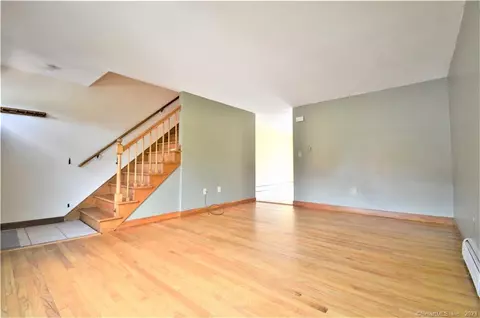 476 Woodbridge St #1, Manchester, CT 06042