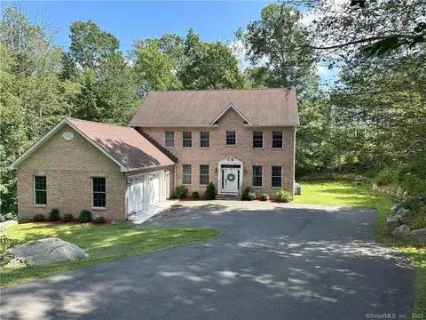9 Buck Mountain Ct, New Fairfield, CT 06812