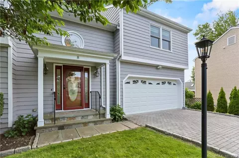 8 Mathew Ct, Norwalk, CT 06851