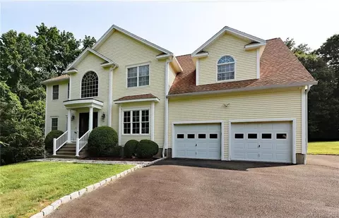 54 Cedarwood Ln, Shelton, CT 06484