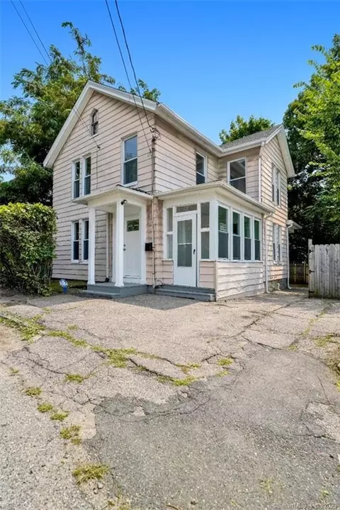 18 Orange Ct, Waterbury, CT 06704