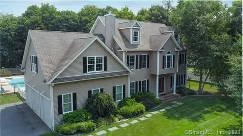 9 Wojtasik Dr, Wallingford, CT 06492