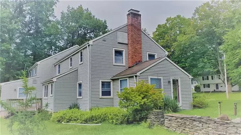 5 Brenway Dr, West Hartford, CT 06117