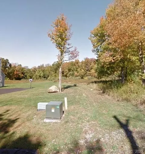 4 Fallen Leaf Ln, Newtown, CT 06470