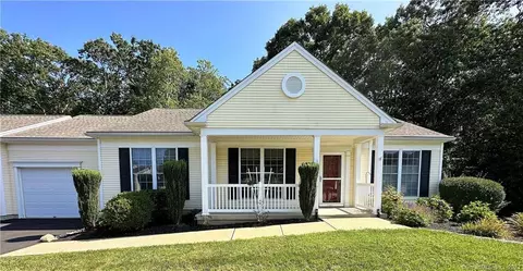 27 Beechwood Dr, Waterford, CT 06385