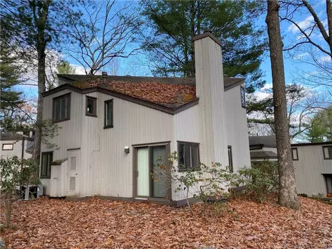 2 Earls Ct #G, Farmington, CT 06032