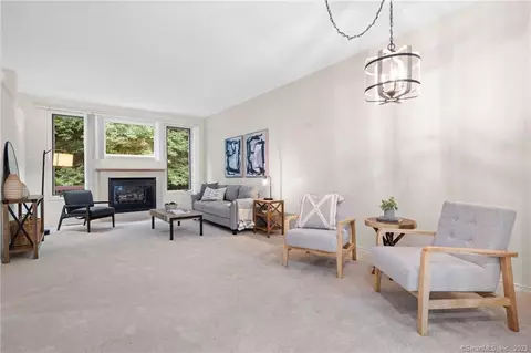 21 Apple Hl #21, Newington, CT 06111