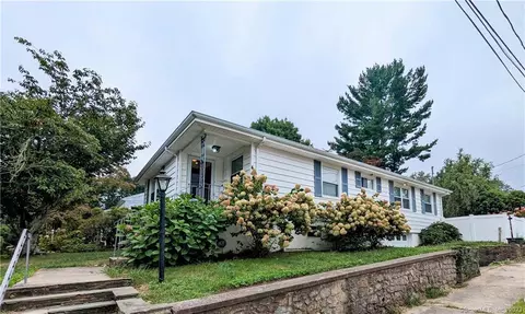 4 Mallove Dr, New London, CT 06320
