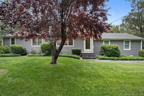 41 S Hoop Pole Rd, Guilford, CT 06437