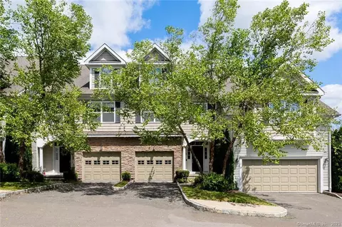 27 Maura Ln, Danbury, CT 06810