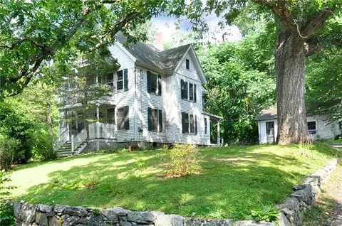 63 High St, Canton, CT 06019