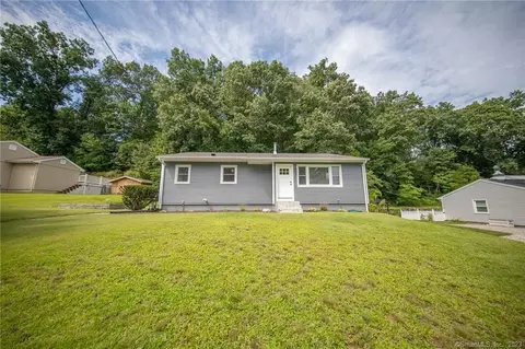 16 Trading Cove Dr, Norwich, CT 06360