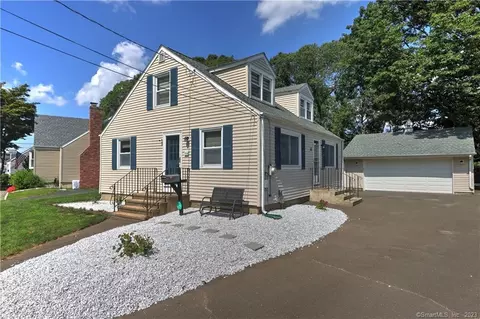 34 Lakeside Rd, Milford, CT 06460