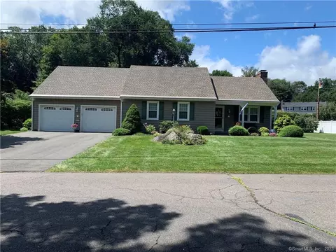 54 Round Hill Rd, Naugatuck, CT 06770