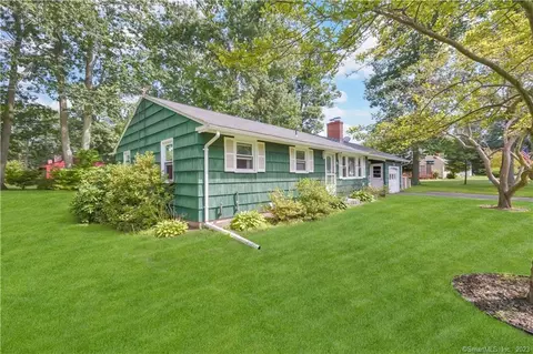 17 Shady Oak Dr, Enfield, CT 06082