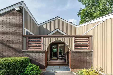 36 Hearthstone Dr #36, Brookfield, CT 06804