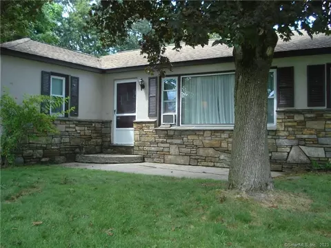 4 Central Ct, Norwich, CT 06360