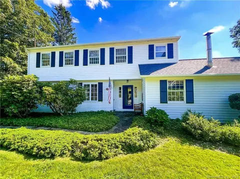 17 Dodgingtown Rd, Newtown, CT 06470