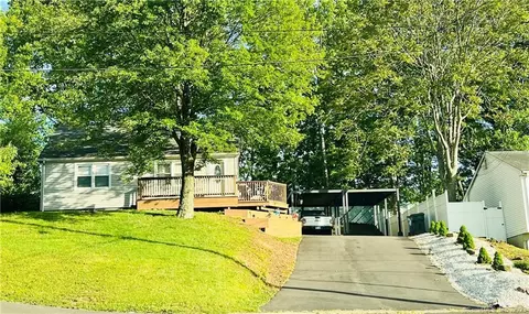 90 High Top Cir E, Hamden, CT 06518