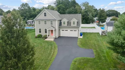 7 Cottage Ln, Waterford, CT 06385