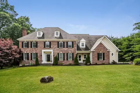 4 Whitney Ln, Simsbury, CT 06092