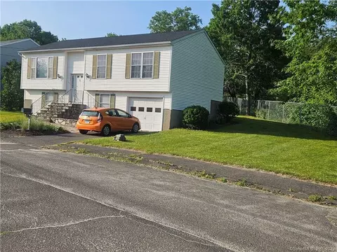 15 Francisco Cir, Waterbury, CT 06706