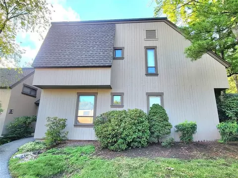18 Crocus Ln #52D, Farmington, CT 06032
