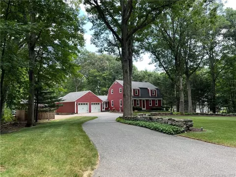 10 Blueberry Ln, New Hartford, CT 06057