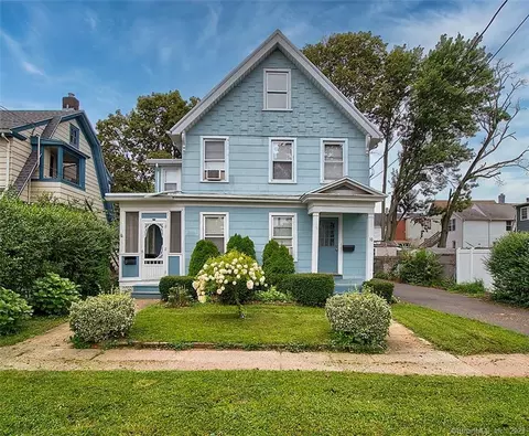 8 Martin St, West Haven, CT 06516