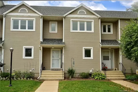 27 Oak Ridge Dr #27, Windsor Locks, CT 06096