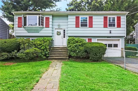 7 Pettom Rd, Norwalk, CT 06850