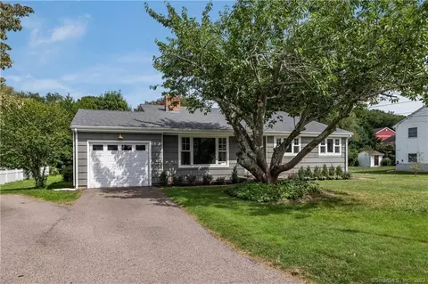 8 Benjamin Rd, Groton, CT 06355