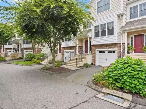 802 Woodland Hills Dr #802, Trumbull, CT 06611