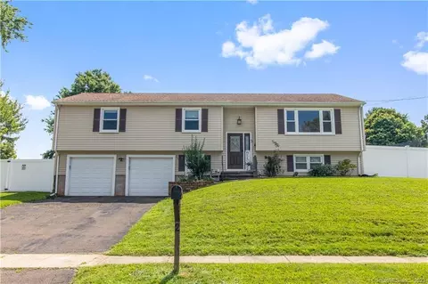 2 Alexander Dr, West Haven, CT 06516
